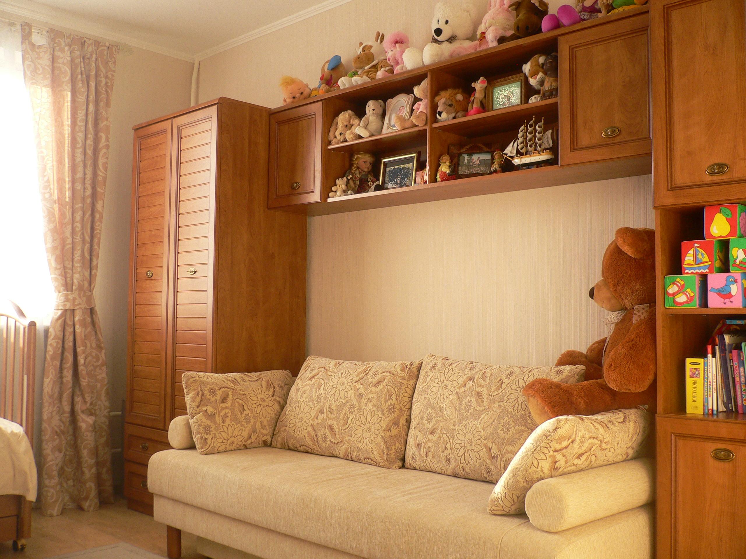 детская комната со стенкой и диваном